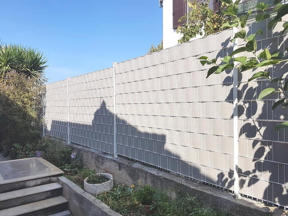 Svijetlo siva panel ograda s trakama uz vrt obiteljske kuće u Zadru